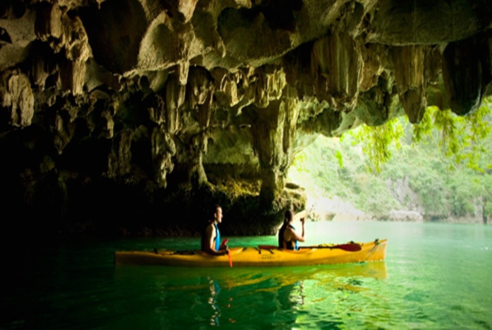 Halong Bay Full Day: Luxury cruise, Limousine Transfer; Caves; Kayaking